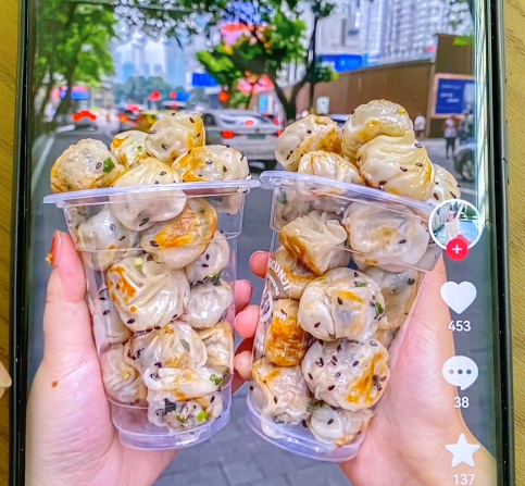 華人老鐵用拇指生煎包機(jī)做生煎包，湯汁濃稠、面皮酥脆！