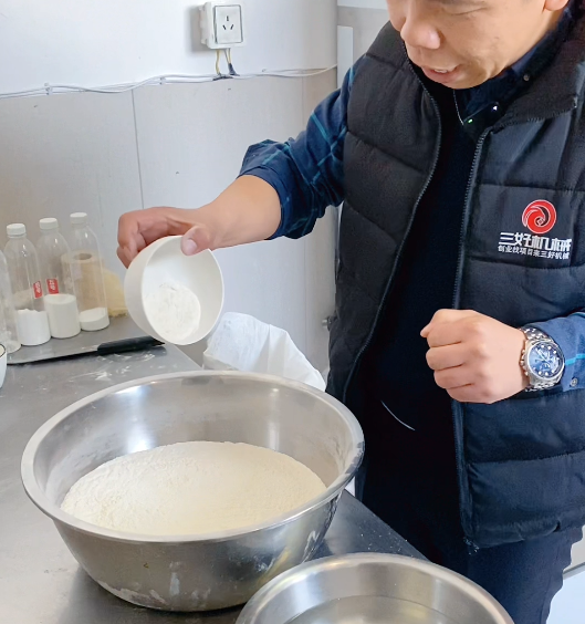 老鐵用饅頭機(jī)做饅頭，卻捅破豆渣這個(gè)馬蜂窩“咋辦”？